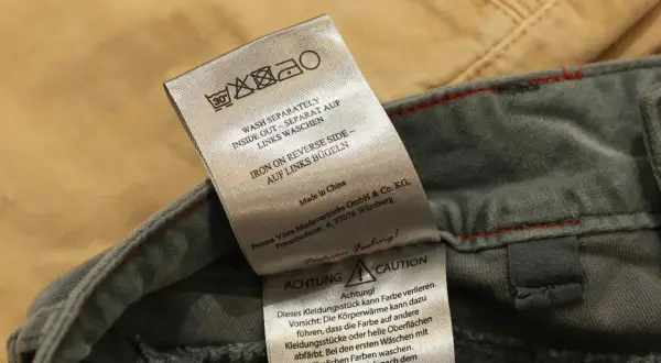 Pflegeetikett für Jeans: separat auf links waschen, bei 30°C. Bügeln auf links. Das Jeans waschen programm beachten.