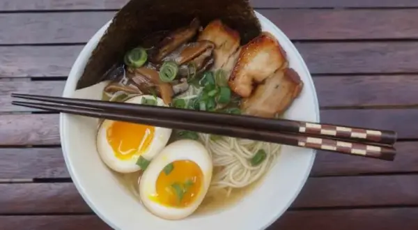 Czy ramen jest zdrowy? Wpływ na dietę, kalorie i porady eksperta