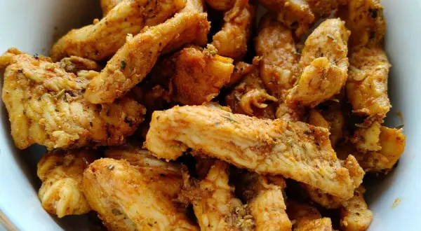 Pyszny gyros z kurczaka w przyprawach, gotowy do podania.