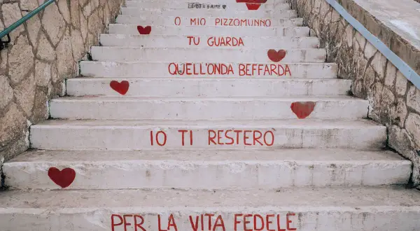 Scale a Vieste con cuori rossi e frasi d'amore dipinte. "O mio Pizzomunno, tu guarda quell'onda beffarda, io ti resterò per la vita fedele.