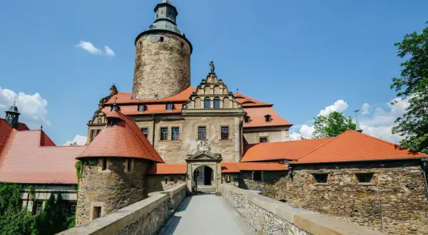 Kamienna trasa prowadzi do imponującego zamku Czocha. Wspaniała architektura i wieża zamkowa zachwycają.