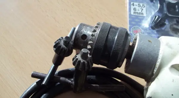 Zobacz skuteczne sposoby jak zdjąć uchwyt z wiertarki Celma bez uszkodzeń
