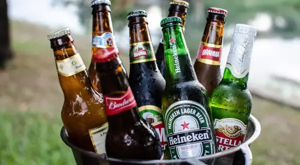 Wiadro pełne zimnego piwa, idealne na relaks. Wśród nich Heineken, Stella Artois, Brahma i inne.