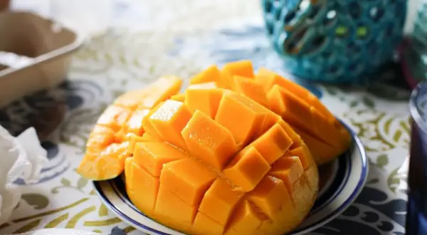 Soczysta pulpa mango pokrojona w kostkę, podana na talerzyku. Idealna na deser lub dodatek do smoothie.