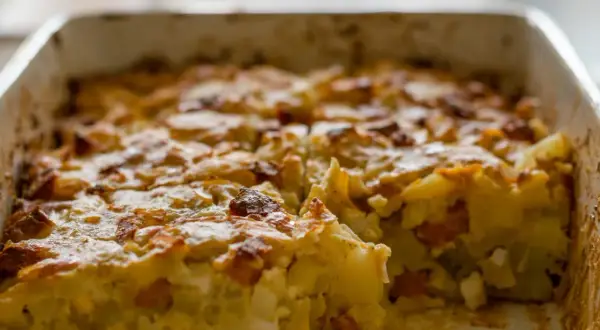 Pyszna, domowa babka ziemniaczana wprost z piekarnika, z chrupiącą skórką i wilgotnym wnętrzem.