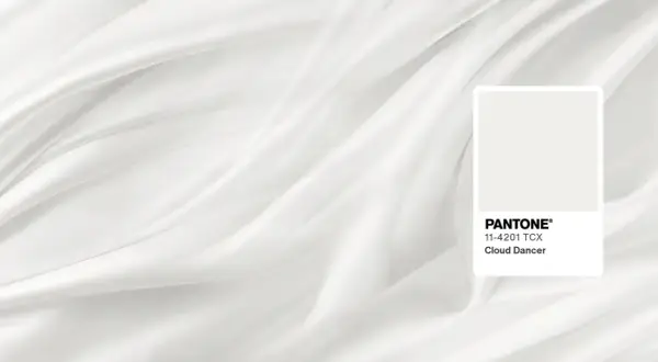 Tessuto bianco drappeggiato, con campione colore Pantone 11-4201 TCX, Cloud Dancer, il colore pantone 2026.
