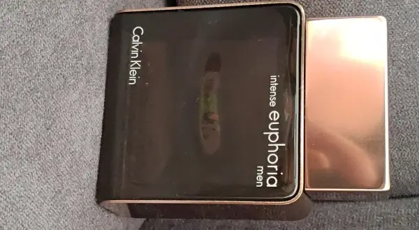 Elegancki flakon Calvin Klein Euphoria Intense 100ml (men) w kolorze czarnym i miedzianym.