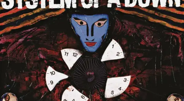 Okładka albumu System of a Down. Surrealistyczna grafika z niebieską twarzą, zegarem i abstrakcyjnymi kształtami.