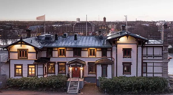 Vacker villa med utsikt över Trollhättan. Albert, en historisk byggnad, badar i kvällsljus.