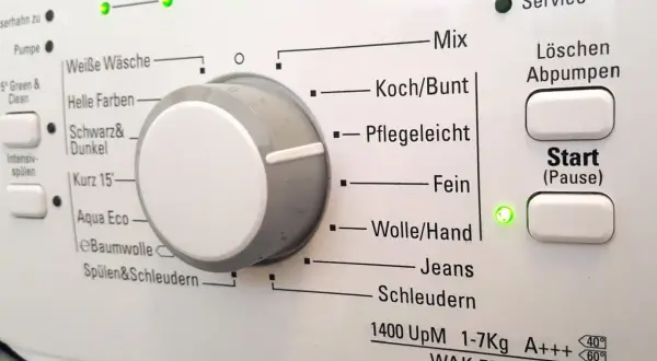 Panel sterowania pralki Beko z pokrętłem wyboru programów i przyciskami.