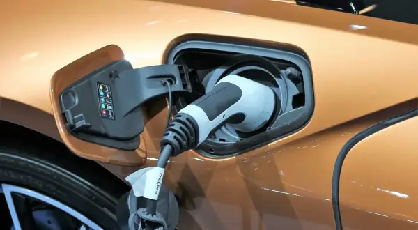 Ładowanie wtyczki do portu w samochodzie elektrycznym. To pierwszy krok, by dowiedzieć się, jak zrobić auto elektryczne.