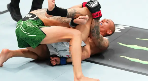 Daniel da Silva i en intensiv MMA-match, kämpandes på mattan med fokus och beslutsamhet.