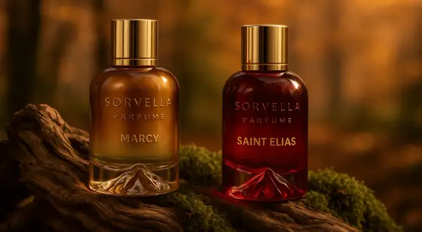 Dwa flakony perfum Sorvella na tle jesiennego lasu. "Marcy" i "Saint Elias" - zapachy przywołujące jesienne zapachy natury.