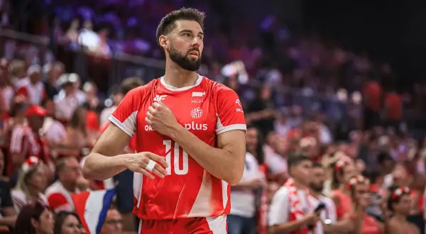 Bartek Bednorz w czerwonej koszulce z numerem 10, na tle kibiców.