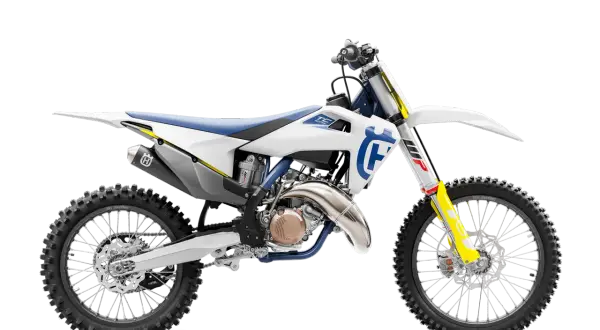 Motocykl Husqvarna TC 125 w białej i niebieskiej kolorystyce, widok z boku.