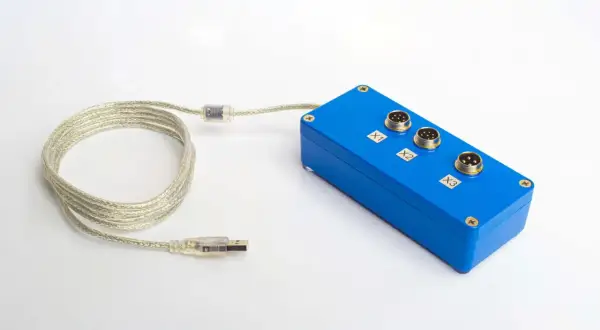 Blå fläktkontroller med USB-kabel och tre anslutningar märkta X1, X2, X3.
