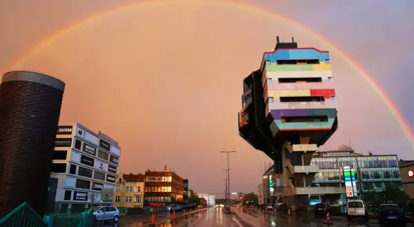 Bunter Regenbogen über dem Boulevard Berlin in Steglitz nach einem Regen.