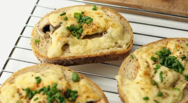 Tartines gratinées aux champignons et ciboulette, un délice qui rappelle la cervelle de canut lyonnaise.