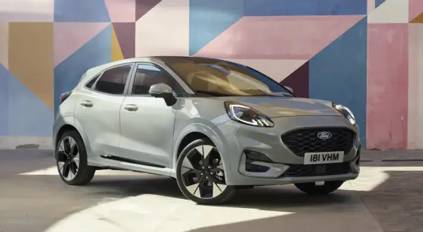 Ford Puma gris con diseño moderno, sin problemas aparentes en su motor.