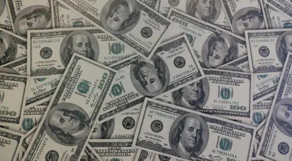 Stos stuzłotówek. Prognozy kursu dolara na 2026 rok mogą być niepewne, ale te banknoty symbolizują stabilność.