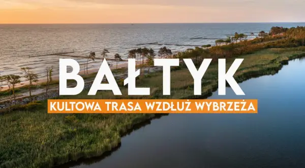 Zachód słońca nad Bałtykiem. Widok na morze, plażę, las i rzekę. Napis "BAŁTYK KULTOWA TRASA WZDŁUŻ WYBRZEŻA" sugeruje podróż drogą R10.