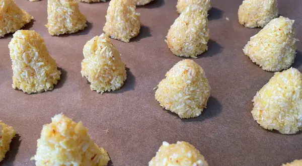 Små, konformade kokostoppar redo att bakas. Ett enkelt och gott recept för hembakade godsaker.
