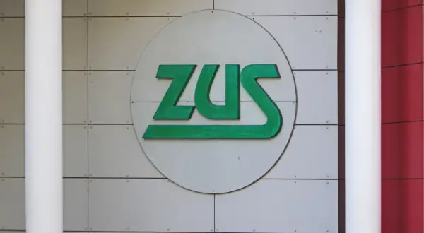 Logo ZUS. Zastanawiasz się, czy na L4 można wyjechać za granicę? Sprawdź przepisy ZUS.