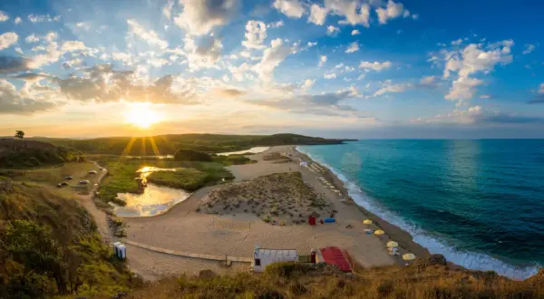 Zachód słońca nad bułgarskim wybrzeżem. Piękny, słoneczny klimat zachęca do odpoczynku na plaży.