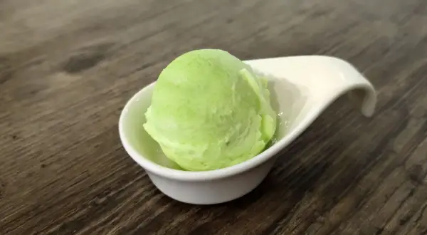 Ein Löffel cremiges, hellgrünes Apfeleis, perfekt für Apfeleis selber machen ohne Eismaschine.