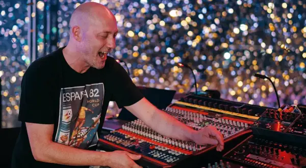 Paul Kalkbrenner na koncertach, w blasku świateł, tworzy muzykę na żywo.