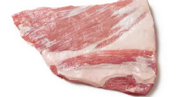 Råa sidfläsksskivor med synliga lager av kött och fett. Perfekt för att uppnå rätt pluma temperatur vid tillagning.