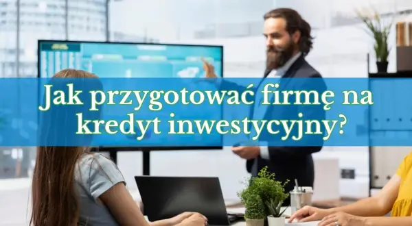 Biznesmen tłumaczy pracownikom, jak przygotować firmę na kredyt inwestycyjny.