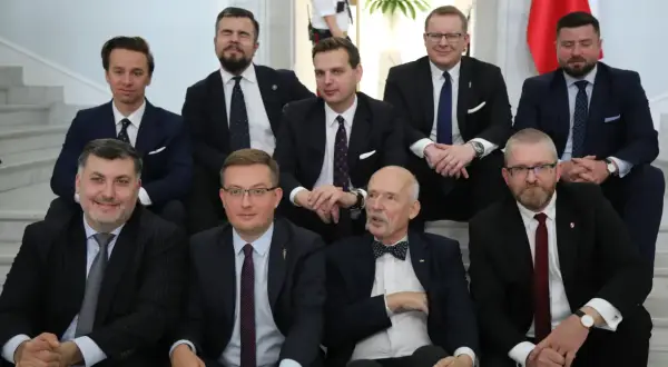 Grupa mężczyzn w garniturach, być może symbolizująca ruch narodowy a wolnościowcy starcie frakcji wewnątrz Konfederacji.