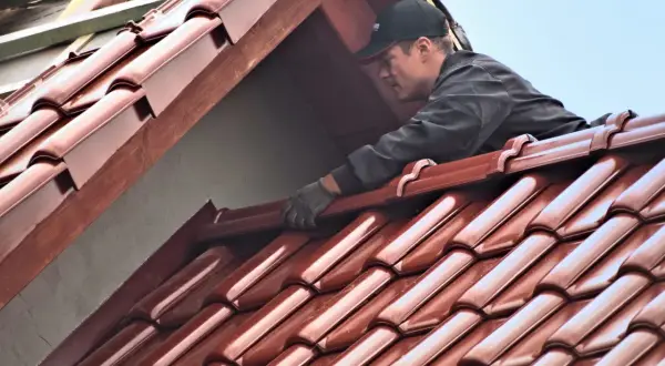 Deklaracja właściwości użytkowych dla dachówki ceramicznej. Dacharz montuje dachówkę, dbając o jakość i trwałość.