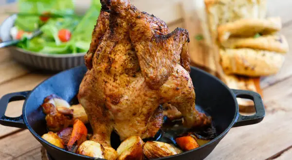Saftiges Bierdosen-Hähnchen mit Rosmarinkartoffeln und einem frischen Salat.