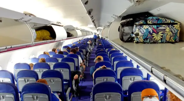Wizz Air: Poduszka na pokład? Spakuj mądrze i leć bez stresu!