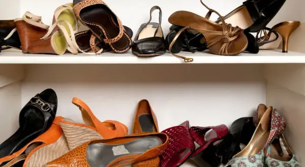 Elegancki organizer na buty, pełen różnorodnych damskich szpilek i sandałów. Od panterkowych po metaliczne, każdy znajdzie coś dla siebie.