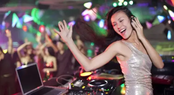 Co robi DJ? Obalamy mity: zarobki, sprzęt i kulisy zawodu