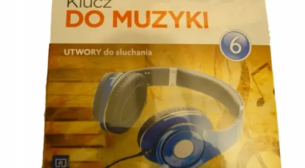 Słuchawki z niebieskimi elementami na tle nut i napisu "Klucz do muzyki". Idealne do słuchania utworów, może nawet kwartetów.
