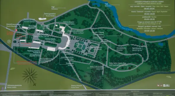 Mapa Pałacu w Rogalinie z zaznaczonymi alejkami, budynkami i słynnymi dębami rogalińskimi.