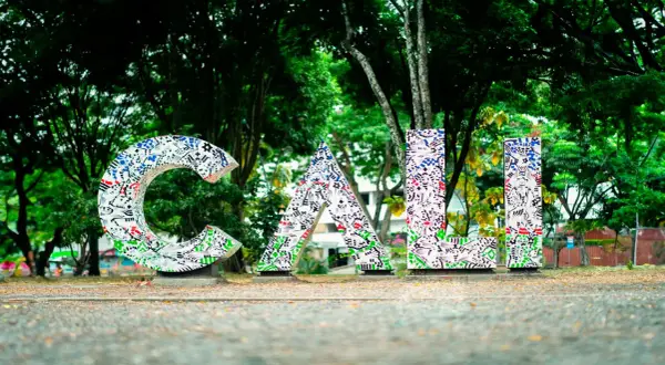 Letras gigantes con arte urbano en Cali, perfectas para inspirarte sobre qué hacer en Cali y tomarte una foto.