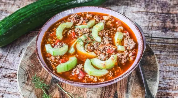 Herzhafte Schmorgurken mit Hackfleisch in einer würzigen Tomatensauce, garniert mit Dill. Ein rustikales Gericht.