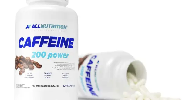 Czy kofeina w tabletkach jest zdrowa? Opakowanie suplementu ALLNUTRITION CAFFEINE 200 power z kapsułkami i ziarnami kawy.