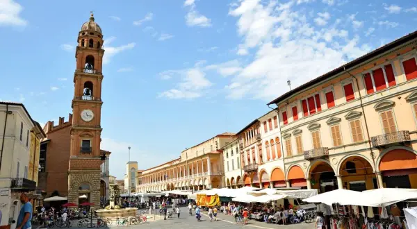 Piazza Saffi a Faenza, cosa vedere: la torre dell'orologio, portici eleganti e un vivace mercato.