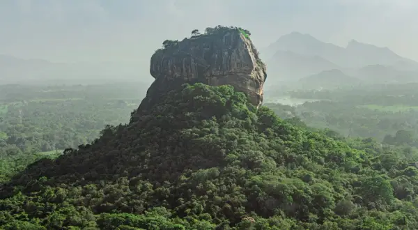 Skała Sigiriya otoczona bujną zielenią, Sri Lanka.
