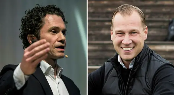 Två män, en med lockigt hår som talar, den andra ler glatt. Kanske Viktor Svensson på en scen och en annan Viktor Svensson utomhus.