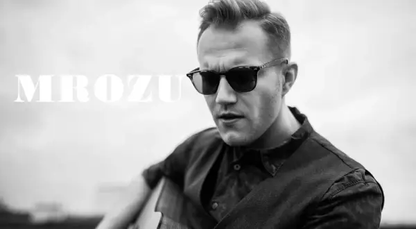 Mrozu w okularach przeciwsłonecznych gra na gitarze. Jego mrozu utwory poruszają serca słuchaczy.