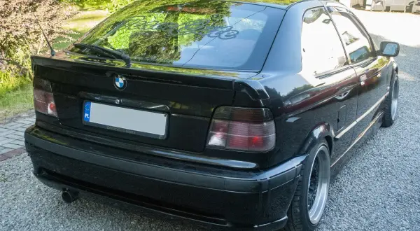 BMW E36 Cabrio spoiler: Wybierz styl, uniknij kiczu!