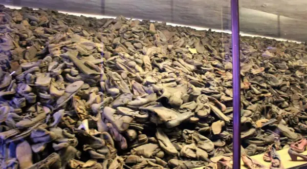 Enorm hög med skor som samlats i Auschwitz. Dessa skor tillhörde offren för gaskammare.
