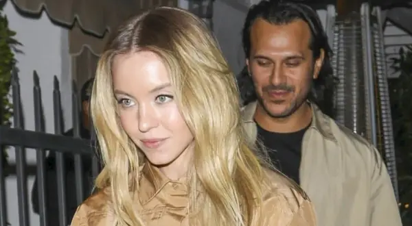 Sydney Sweeney y su pareja, Jonathan Davino, pasean juntos.